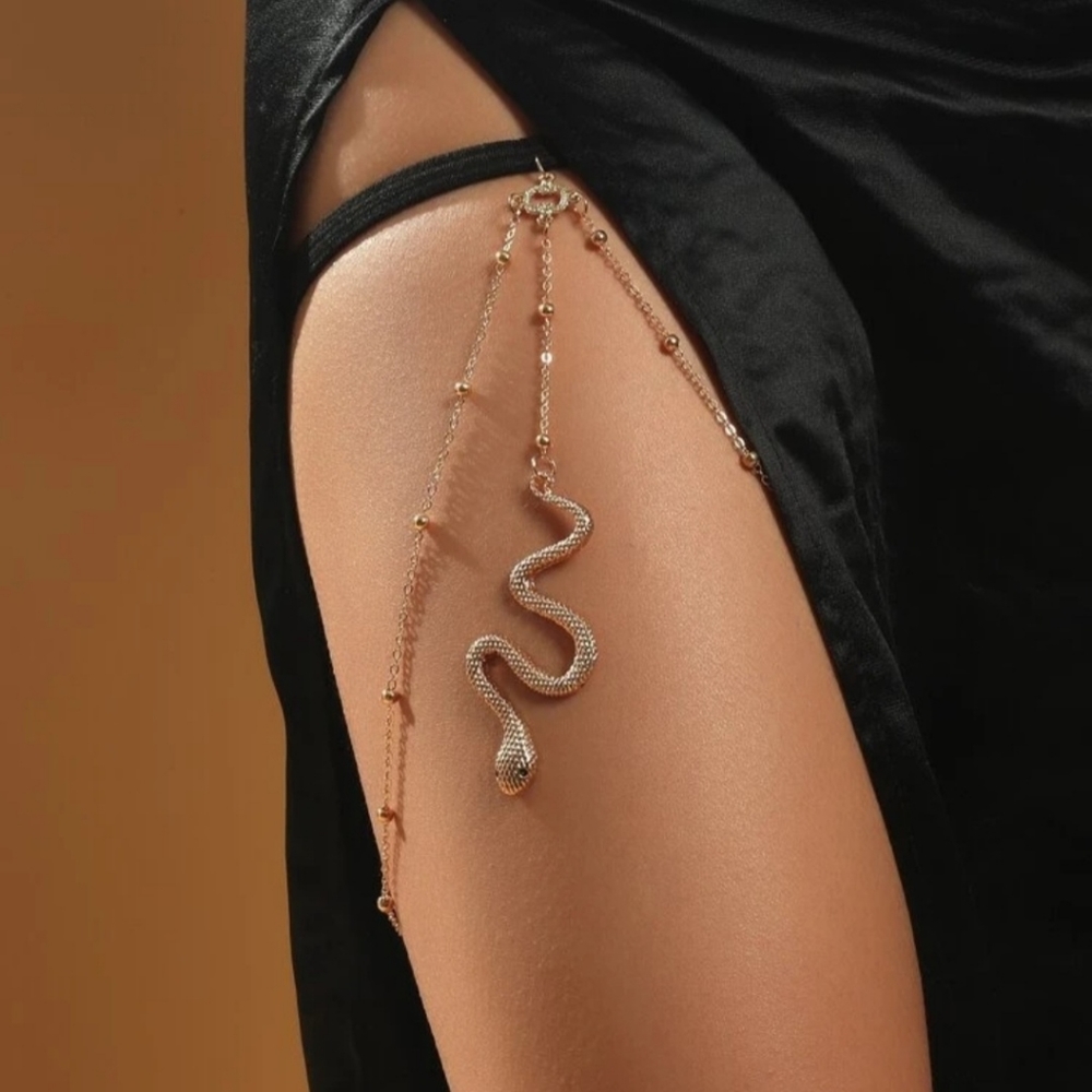 Snake thigh charm NWT